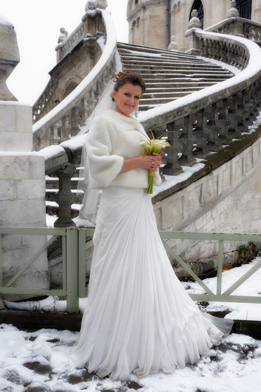 Красивая невеста у лестницы