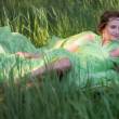 девушка в траве фото